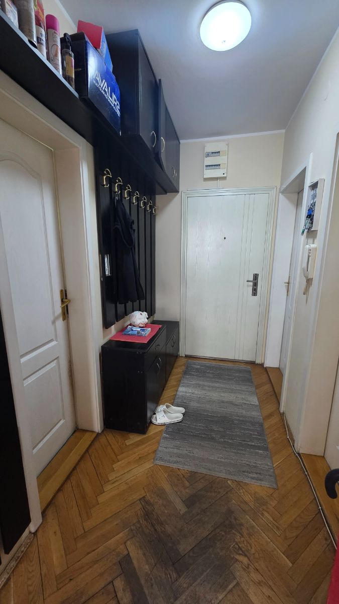 Prodaje se Trosoban stan na Žitnom trgu