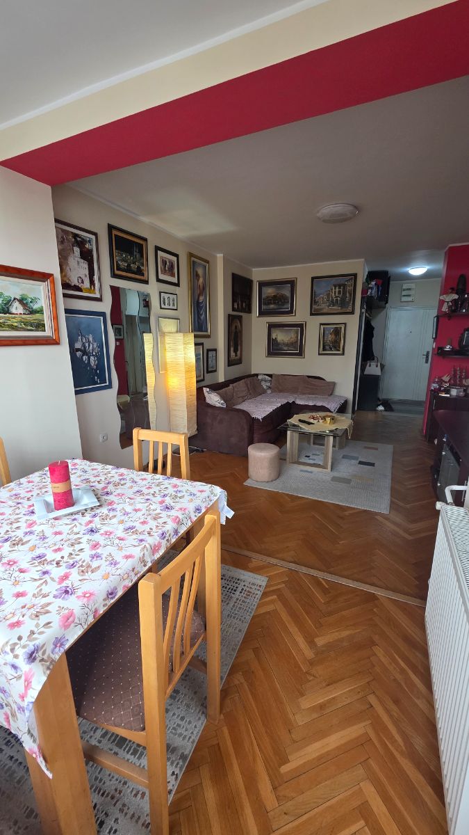 Prodaje se Trosoban stan na Žitnom trgu