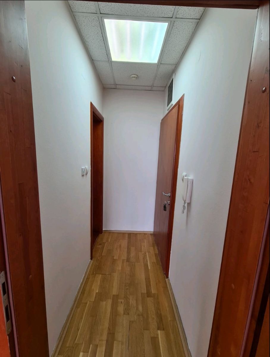 Stan - poslovni apartman u Augusta Cesarca