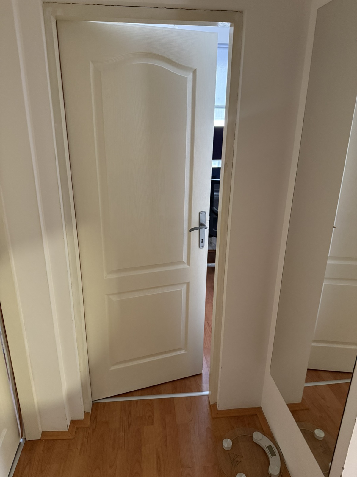 Useljiv, uknjižen, dvoiposoban stan