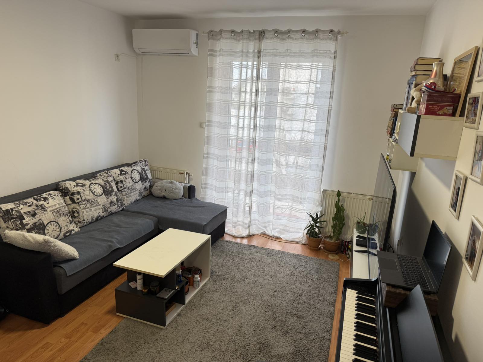 Useljiv, uknjižen, dvoiposoban stan