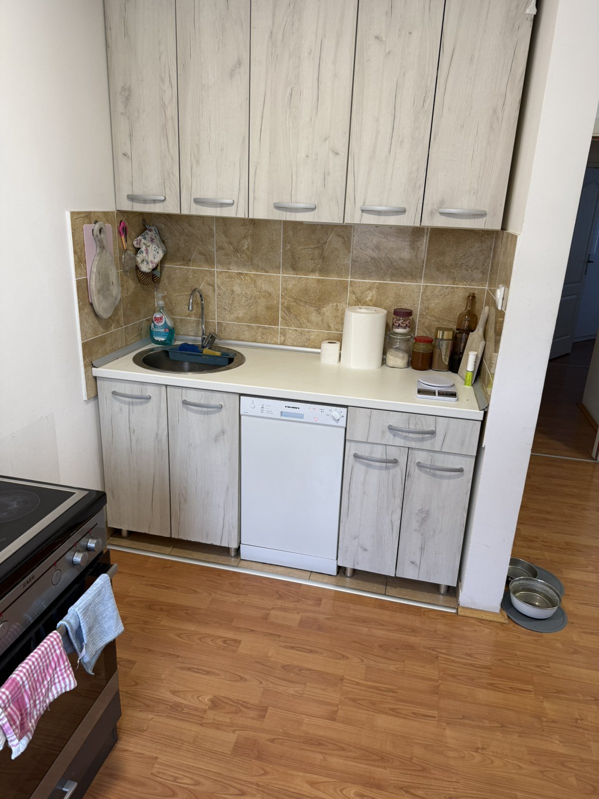 Useljiv, uknjižen, dvoiposoban stan